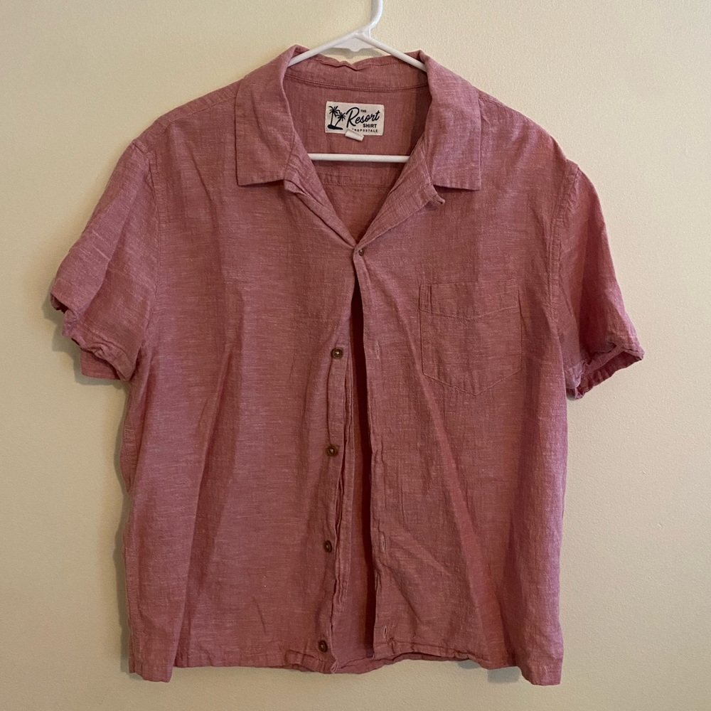 red light button down beach